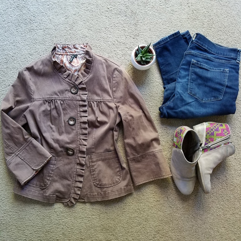 SALE! Adorable cropped ruffle lightweight jacket